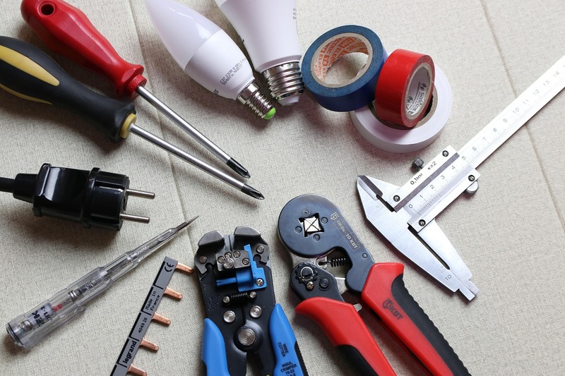 electrician-3273340_1280 (1)